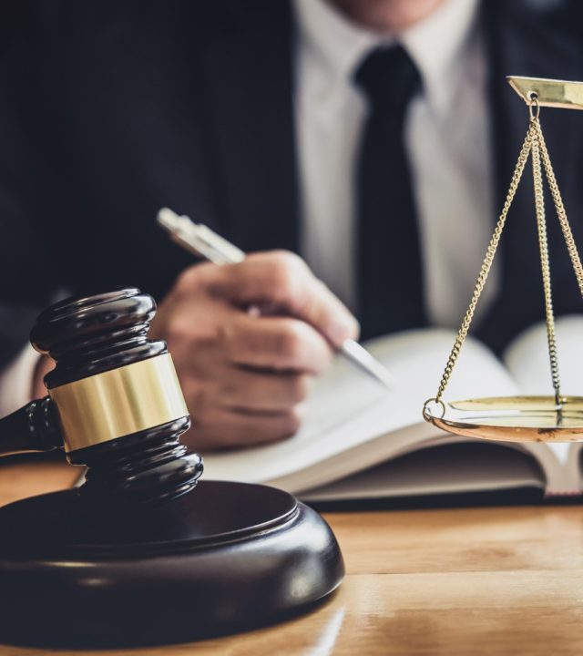 profesional-abogado-o-juez-sexo-masculino-que-trabaja-documentos-contractuales-documentos-medidas-escalas-justicia-sala-audiencias-concepto-servicios-legales-legales